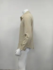 Vista laterale di una camicia casual da uomo in cotone e lino beige su un manichino