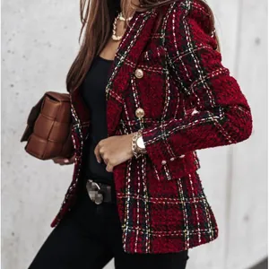 Détail de cette veste blazer en tweed à carreaux rouge pour femme avec boutons dorés