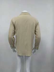 Vista posteriore di una camicia casual da uomo a maniche lunghe in cotone e lino kaki beige.