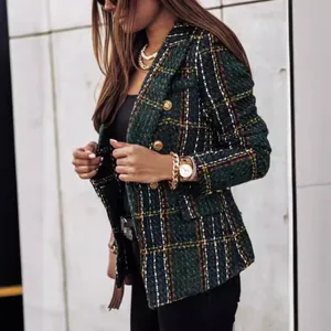 Détail du blazer en tweed à carreaux vert foncé avec des boutons dorés élégants pour femme