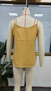 Vista dettagliata del retro di una canotta in lino giallo senape su un manichino.