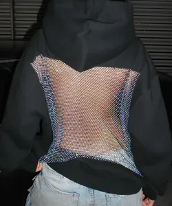 Detailansicht des glitzernden Strass-Netzeinsatzes auf dem Rücken dieses schwarzen Hoodies