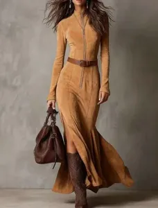 Elegantes kamelbraunes Wildlederkleid mit Stehkragen, Reißverschluss und hohem Schlitz