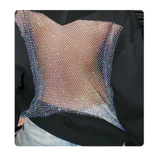 Detailansicht der glitzernden Strass-Netz-Rückseite an einem schwarzen Damen-Hoodie.