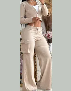Vista detallada de un conjunto beige para mujer con pantalón cargo y cárdigan corto