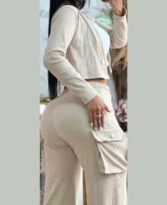 Elegante conjunto beige de dos piezas para mujer con chaqueta corta y pantalón cargo