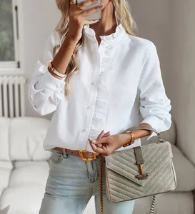Elegante blusa de seersucker blanca con cuello de volantes y manga larga