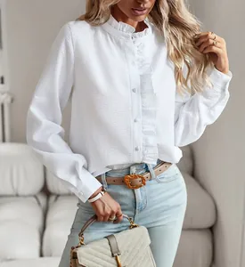 Detalle de blusa blanca de manga larga con elegantes volantes y tejido con textura