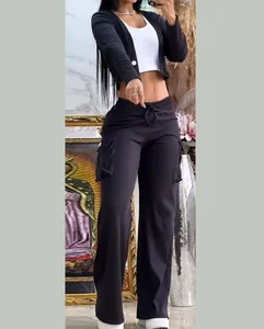 Vista detallada de un conjunto casual negro con pantalones cargo y chaqueta corta