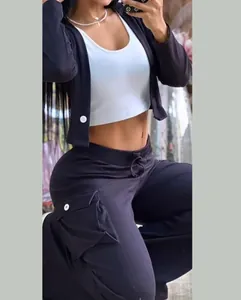 Elegante conjunto de ocio de 3 piezas con cárdigan negro, top blanco y pantalón cargo