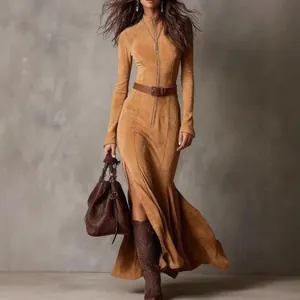 Elegante abito lungo in camoscio marrone con collo alto e cerniera per lo stile autunno