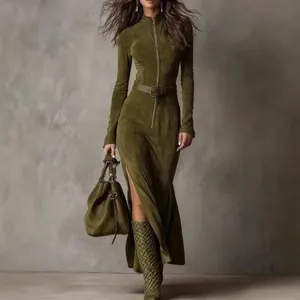 Elegante abito lungo verde oliva in finta pelle scamosciata con zip e cintura chic