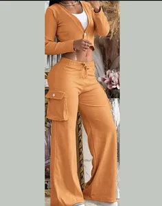 Vista detallada de un conjunto casual naranja de dos piezas para mujer con pantalones cargo