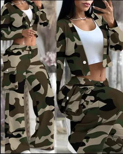 Detalle de un moderno conjunto de camuflaje de dos piezas con chaqueta corta y pantalón cargo