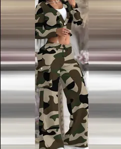 Conjunto de dos piezas de camuflaje para mujer con top corto y pantalones cargo anchos
