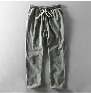 Hochwertige Detailansicht einer atmungsaktiven graugrünen Herren-Leinenhose mit Kordelzug