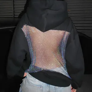 Schwarzer Oversize-Hoodie für Damen mit glitzerndem Strass-Netz-Einsatz am Rücken.