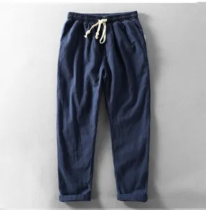 Detailaufnahme der atmungsaktiven blauen Leinen-Baumwollhose für Herren mit Kordelzug