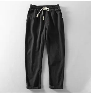 Detailansicht der lässigen schwarzen Leinenhose für Herren mit bequemem Kordelzugbund.