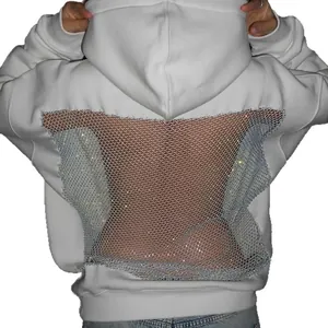 Damen-Hoodie in Weiß mit einem eleganten Strass-Netz-Ausschnitt auf der Rückansicht.