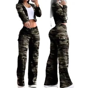 Conjunto de camuflaje de dos piezas con cárdigan corto y pantalones cargo anchos