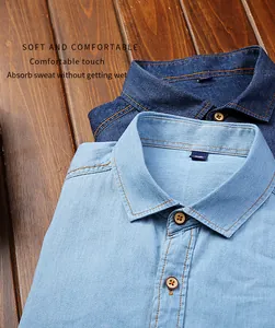 Détail de chemises en jean à manches longues en coton bleu clair et bleu foncé.