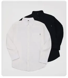 Detailansicht von weißen und schwarzen Herren-Flanellhemden mit Button-Down-Kragen
