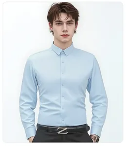 Vue de face d'une chemise habillée à manches longues bleu clair pour hommes, coupe slim