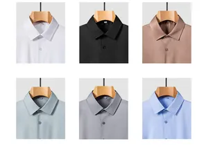 Primo piano di camicie da uomo a maniche corte business in sei colori su grucce in legno