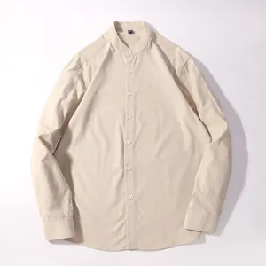 Minimalistisch beige herenoverhemd van katoen met lange mouwen en een opstaande kraag
