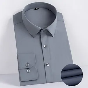 Chemise habillée grise à manches longues pour hommes avec gros plan sur le tissu