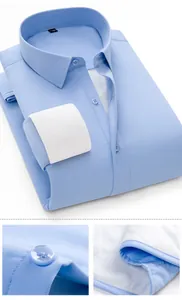 Detailaufnahme eines hellblauen Herren-Businesshemds aus Wolle mit Textur und Futter