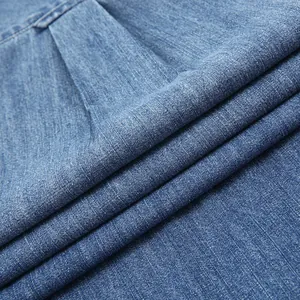 Macro dettagliata del morbido tessuto denim in puro cotone blu per camicie casual da uomo