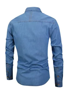 Chemise en jean décontractée en pur coton à manches longues pour homme vue de dos en bleu clair