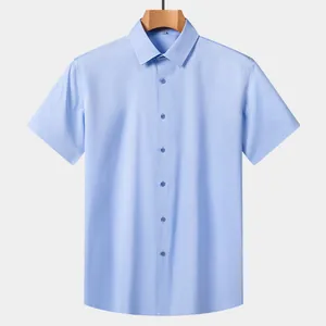 Camicia da uomo a maniche corte celeste professionale realizzata in tessuto traspirante