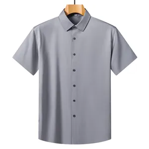 Camicia da uomo grigia a maniche corte, stile business casual in tessuto traspirante