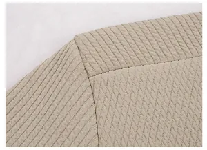 Nahaufnahme der beigen Strickstruktur und Schulternaht eines Herren-Lagenlook-Pullovers.