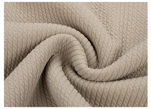 Detailaufnahme eines weich strukturierten beigen Strickstoffs für lässige Herrenpullover