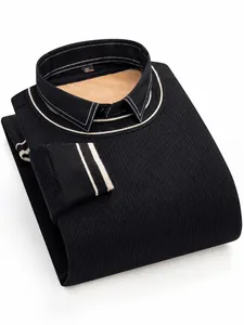 Schwarzer Herren-Fleecepullover in 2-in-1-Optik mit einem feinen Hemdkragen-Detail