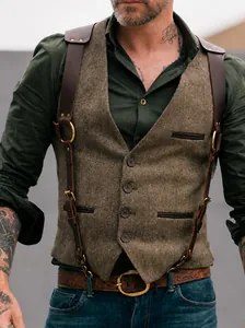 Λεπτομερής προβολή vintage ανδρικού γιλέκου tweed με δερμάτινους ιμάντες και κουμπιά