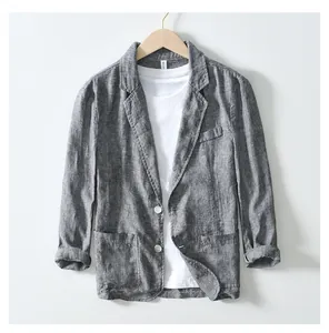 Detail eines grauen Herren-Leinenblazers mit atmungsaktivem Stoff und Design