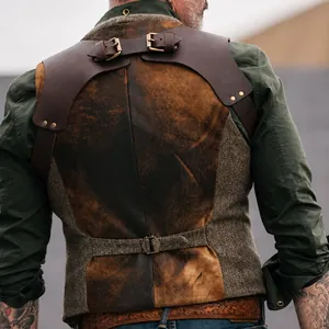 Λεπτομέρεια πίσω όψης vintage ανδρικού γιλέκου steampunk με δερμάτινη επένδυση