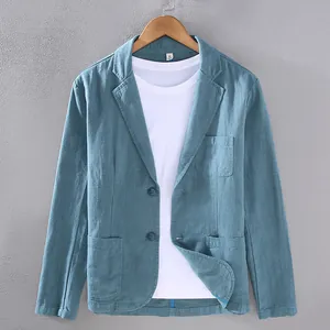 Vue détaillée d'un blazer décontracté bleu clair en coton et lin sur un cintre
