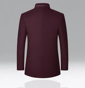 Vista trasera de abrigo de lana burdeos para hombre, largo medio, con cuello alto.