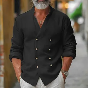 Détail de chemise noire en coton et lin pour hommes avec double boutonnage