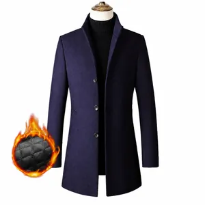 Detalle de un abrigo de lana para hombre con forro térmico acolchado muy abrigado
