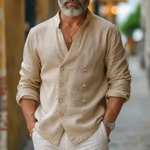 Détail d'une chemise pour homme en lin à double boutonnage et col montant couleur beige