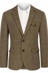 Makrodetail der klassischen braunen Fischgrätenstruktur an einem Herren-Blazer im britischen Stil