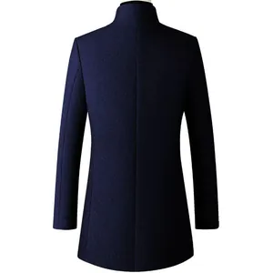 Vista trasera de un abrigo de lana azul marino para hombre con diseño de cuello alto.