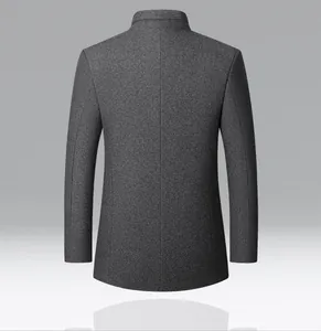 Vista posterior detallada de un sofisticado abrigo de lana gris para hombre en invierno